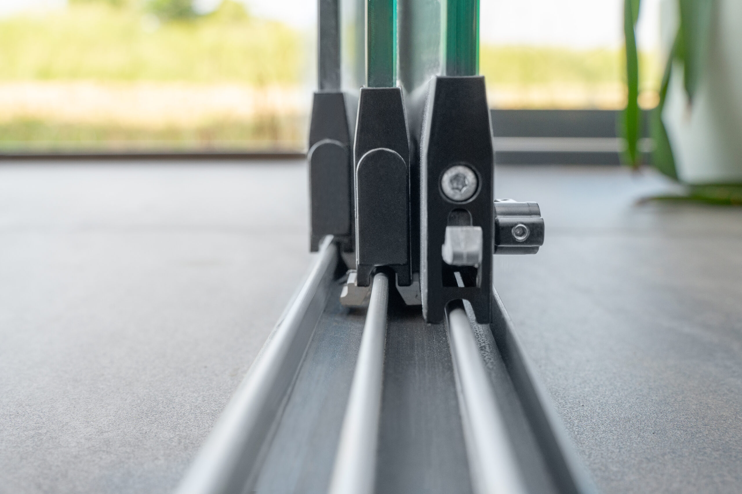 Detailaufnahme der Führungsschiene eines Glasschiebesystems