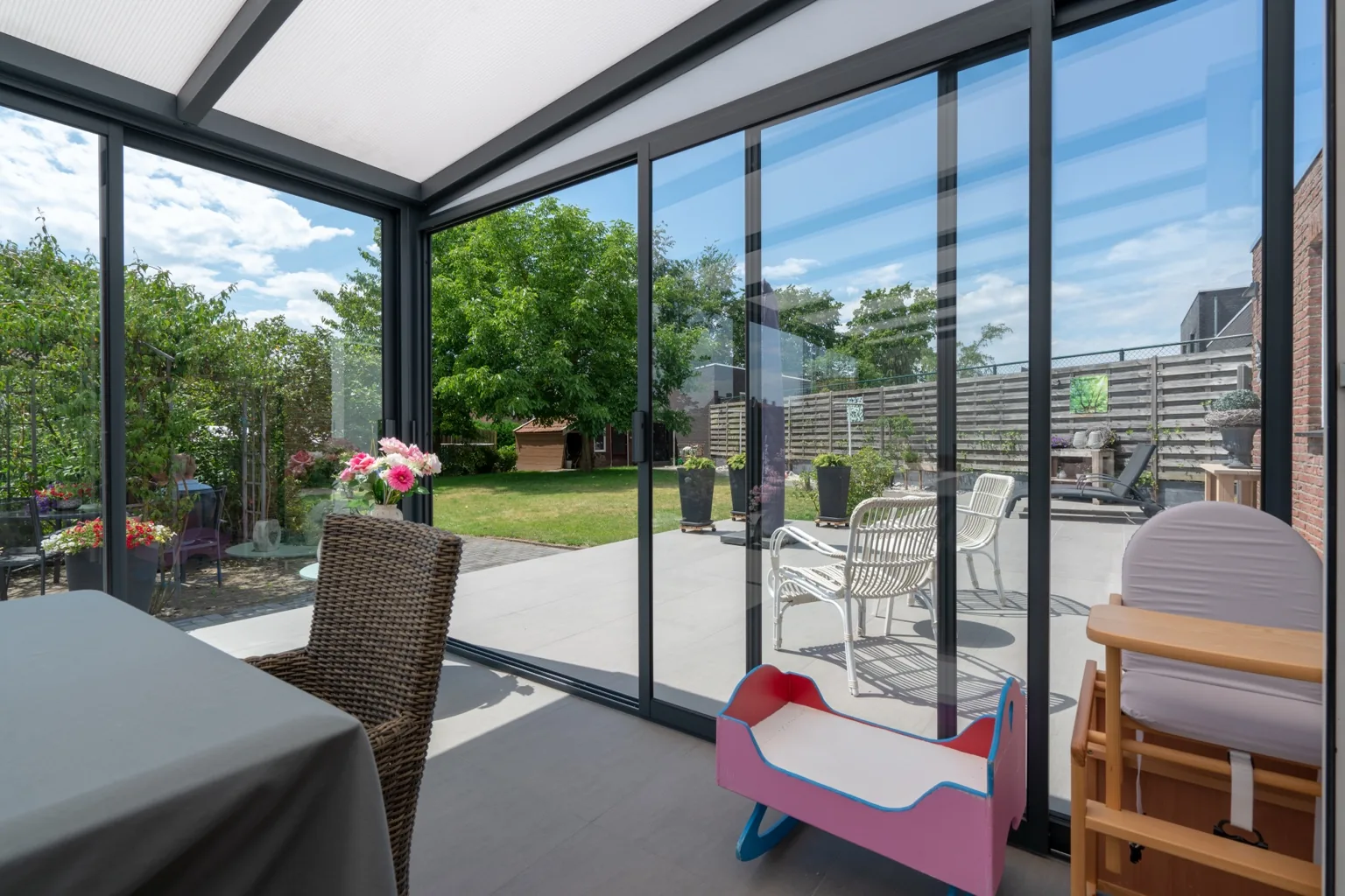 Glasschiebesystem als Erweiterung einer Terrassenüberdachung