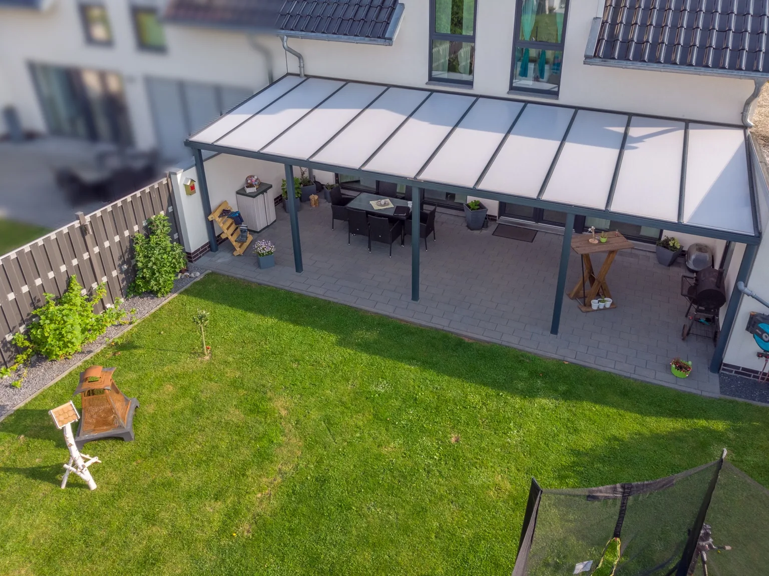 Terrassenüberdachung mit Gartenansicht in Neunkirchen im Saarland