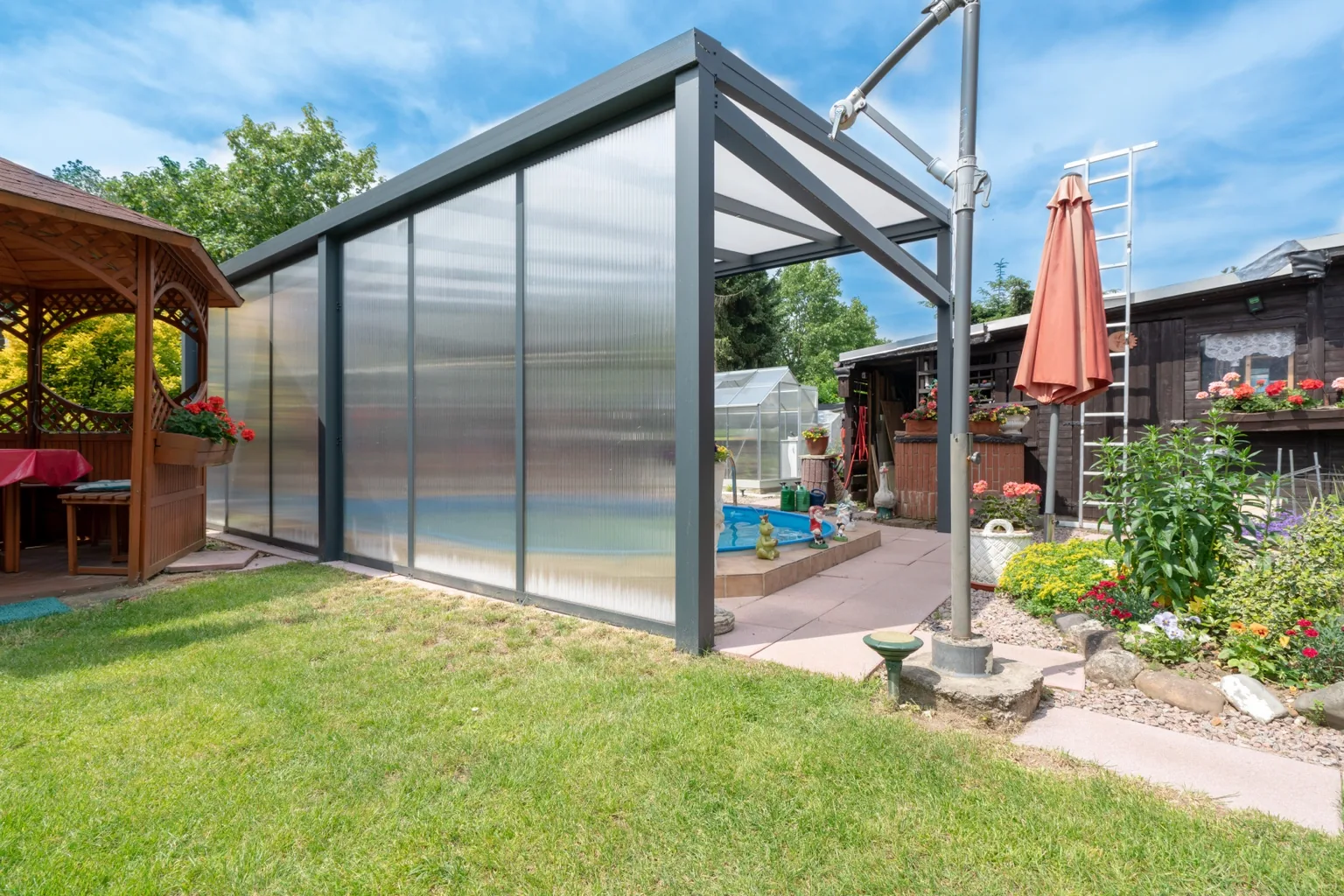 Klassische Terrassenüberdachung mit Polycarbonat im Saarland