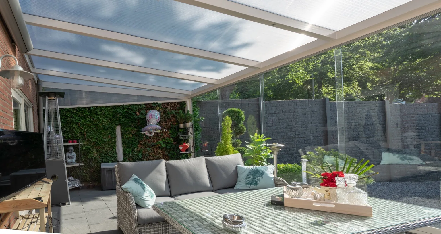Terrassenüberdachung mit Glas-Seitenelement in Neunkirchen