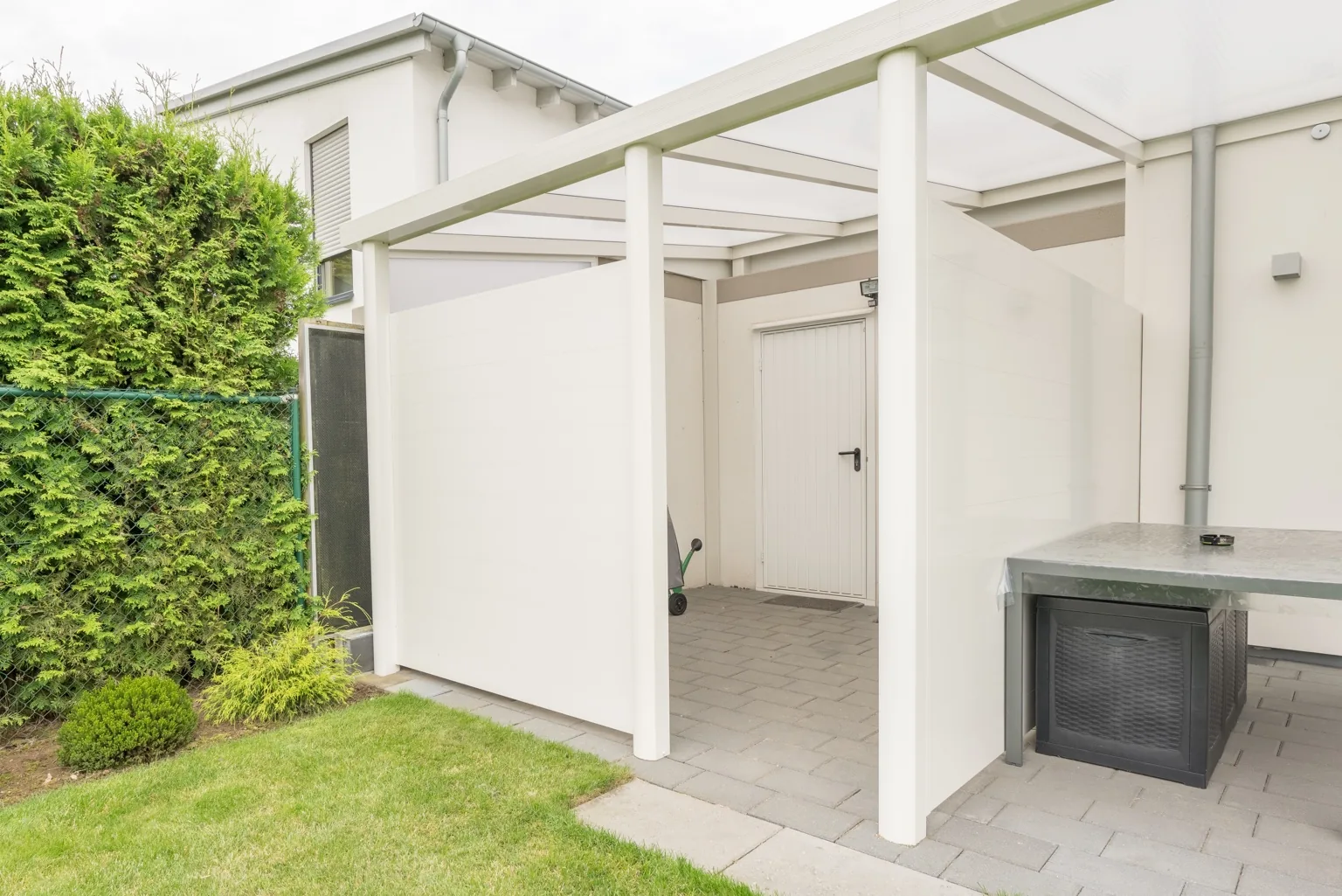 Terrassenüberdachung mit weißem Seitenelement im Saarland