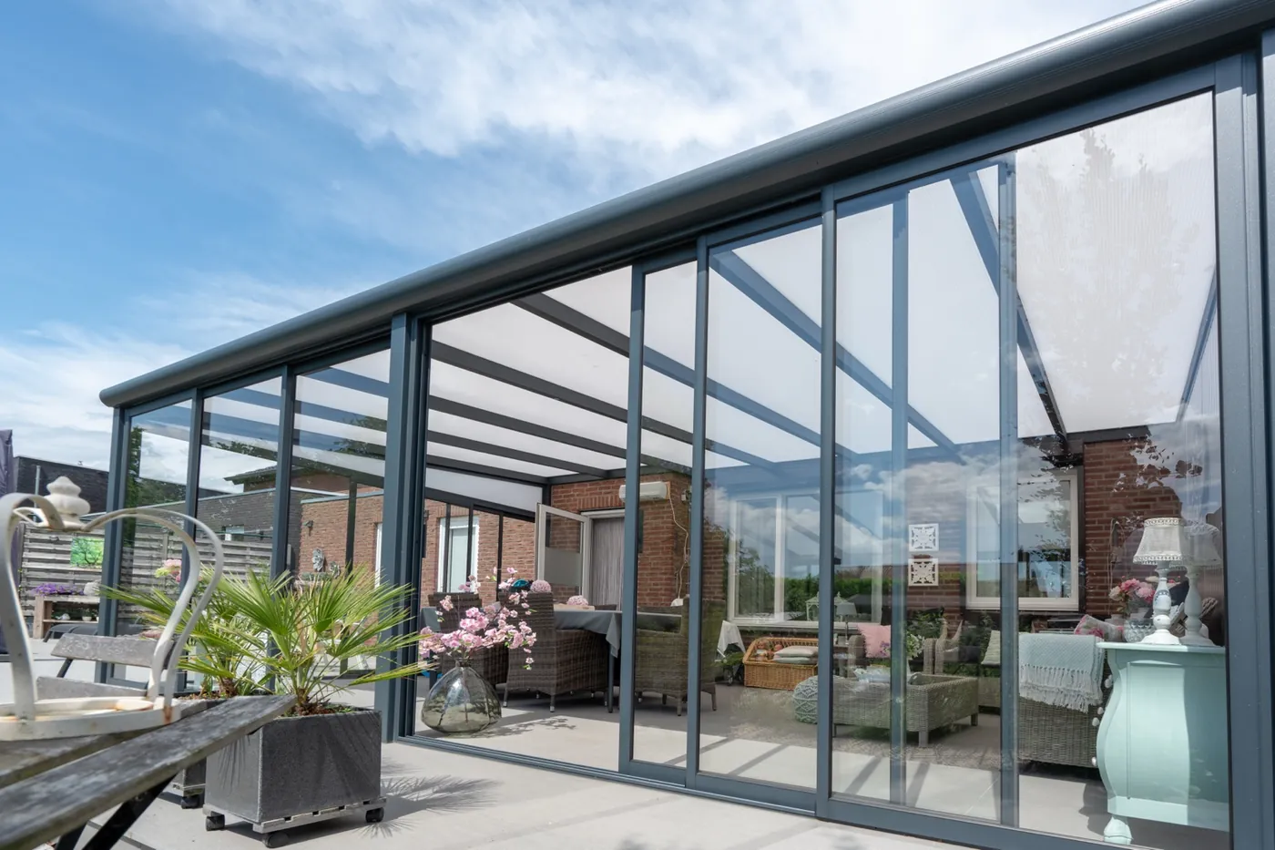 Glasdetail eines Glasschiebesystems für einen Kaltwintergarten
