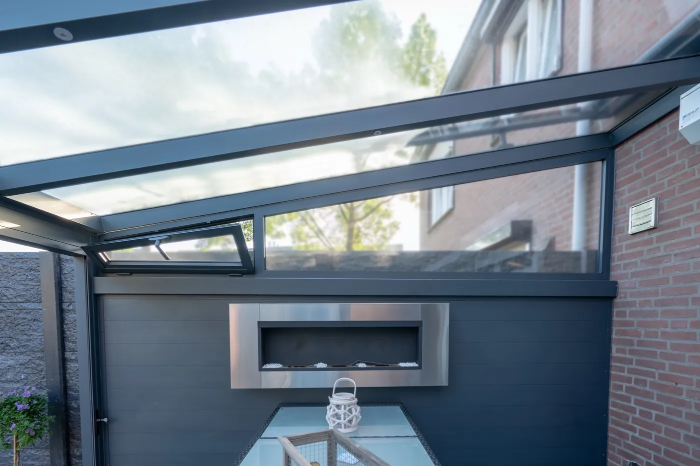Überdachter Terrassenbereich mit Aluminiumprofilen und Glas